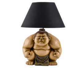 Modern&aacute; dizajnov&aacute; stoln&aacute; lampa Pop Atelier s polyresinovou podstavou v podobe sochy bojovn&iacute;ka sumo v dynamickej pričupenej p&oacute;ze s animovan&yacute;mi črtami v pop art &scaron;t&yacute;le v odtieňoch hnedej a b&eacute;žovej s čiernym textiln&yacute;m tienidlom s roz&scaron;&iacute;renou spodnou časťou