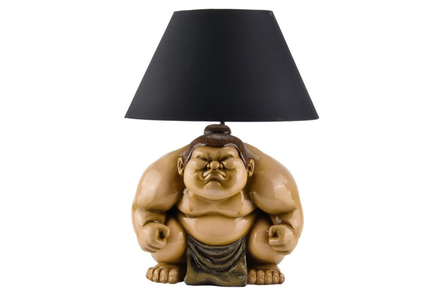Moderná dizajnová stolná lampa Pop Atelier s polyresinovou podstavou v podobe sochy bojovníka sumo v dynamickej pričupenej póze s animovanými črtami v pop art štýle v odtieňoch hnedej a béžovej s čiernym textilným tienidlom s rozšírenou spodnou časťou