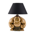 Moderná dizajnová stolná lampa Pop Atelier s polyresinovou podstavou v podobe sochy bojovníka sumo v dynamickej pričupenej póze s animovanými črtami v pop art štýle v odtieňoch hnedej a béžovej s čiernym textilným tienidlom s rozšírenou spodnou časťou