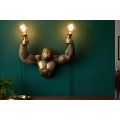 Dizajnov&aacute; glamour n&aacute;stenn&aacute; lampa Tierra Glam s dizajnom opice s dvomi žiarovkami v zlatej farbe 50 cm