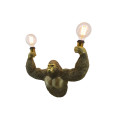Dizajnov&aacute; glamour n&aacute;stenn&aacute; lampa Tierra Glam s dizajnom opice s dvomi žiarovkami v zlatej farbe 50 cm