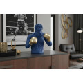 Dizajnov&aacute; glamour socha Zeus s mot&iacute;vom antickej fig&uacute;ry v boxerskej p&oacute;ze v kr&aacute;ľovskej modrej farbe so zlat&yacute;mi rukavicami 47 cm