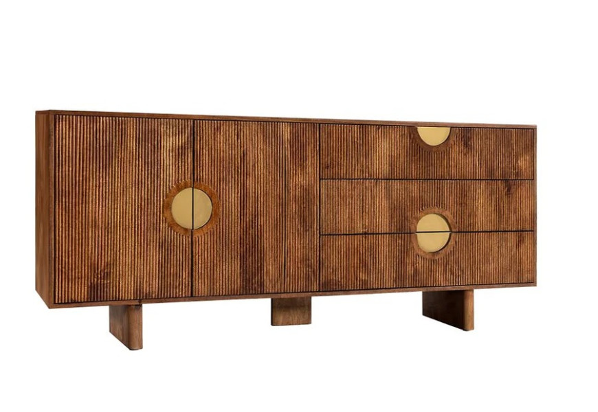 Dizajnový art deco obdĺžnikový príborník Tores z masívneho mangového dreva v prírodnej hnedej farbe s dvojdverovou skrinkou a dvomi zásuvkami s asymetricky umiestnenými okrúhlymi úchytkami a rebrovaným reliéfom v zlatej farbe s tromi plochými širokými nohami
