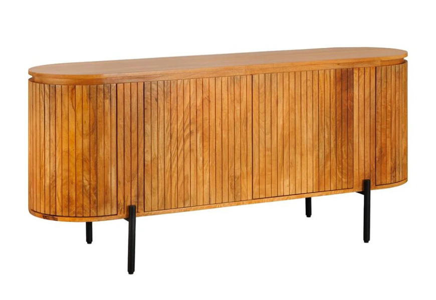 Dizajnový masívny art deco príborník Gatsby z mangového dreva v naturálnej teplej hnedej farbe s priznanou štruktúrou s oválnou vrchnou doskou a štyrmi dvierkami v vertikálnym lamelovým obkladom s čiernymi kovovými nožičkami