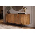 Modern&yacute; art deco ov&aacute;lny &scaron;tvordverov&yacute; pr&iacute;born&iacute;k Gatsby z mangov&eacute;ho dreva v pr&iacute;rodnej hnedej farbe s lamelov&yacute;m dekorom 160 cm