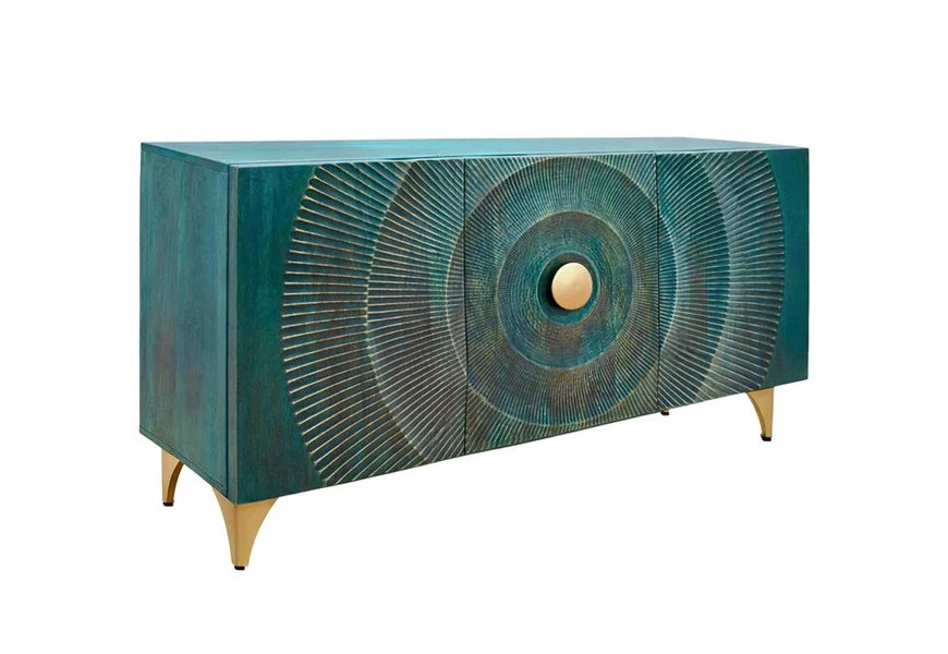 Moderný art deco obdĺžnikový príborník Cumbria s tromi dvierkami a reliéfom slnečných lúčov z mangového dreva s tyrkysovým lakovaním v odtieňoch modrej a zelenej s okrúhlou úchytkou a nožičkami z kovu v zlatej farbe