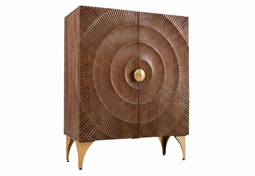 Dizajnová art deco masívna dvojdverová barová skrinka Cumbria z mangového dreva v teplej hnedej farbe so zlatými kovovými nožičkami a úchytkou s reliéfnym zdobením s motívom slnečných lúčov