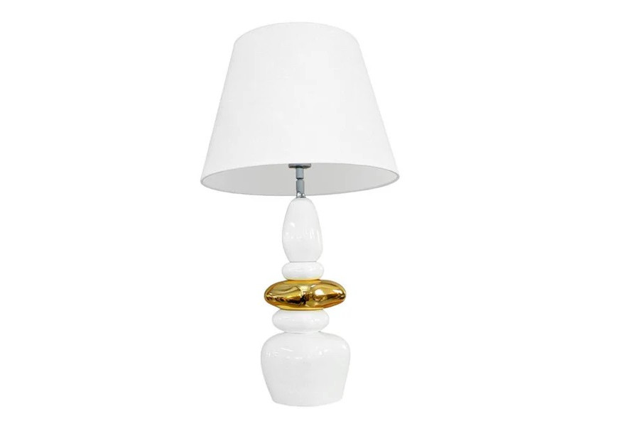 Dizajnová glamour stolná lampa Caillou s bielou akrylovou nohou so zaobleným geometrickým tvarom s kompozíciou na sebe uložených okruhliakov so zlatým detailom v strede s polohovateľným tienislom z bieleho textilu a rozšírenou spodnou stranou