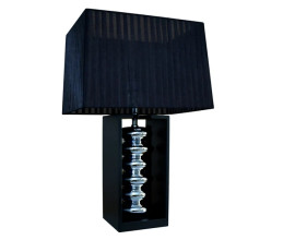 Dizajnov&aacute; art deco stoln&aacute; lampa Galla s čiernym &scaron;tvorcov&yacute;m tienidlom z organzy so vzorom pruhov s podstavou s čiernym dreven&yacute;m r&aacute;mom a striebornou profilovanou nohou