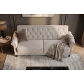 Dizajnov&aacute; chesterfield rozkladacia sedačka Maison Belle Affaire pre tri osoby s b&eacute;žov&yacute;m bukl&eacute; poťahom 220 cm