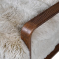 Luxusn&eacute; retro kreslo Arctica s poťahom z ovčej kožu&scaron;iny v bielych a b&eacute;žov&yacute;ch odtieňoch s hned&yacute;m dubov&yacute;m r&aacute;mom 76 cm