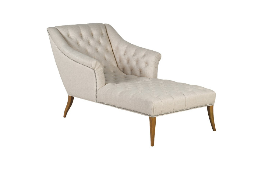 Luxusné glamour vidiecke chesterfield ležadlo Bridgette s čalúnením a poťahom z ľanovej zmesi v krémovo béžovej farbe s naturálnym melírovaním s prešívaním s hlbokými gombíkmi s diamantovým vzorom a dekoratívnym vybíjaním so striebornými nitmi s opierkami na ruky a nožičkami z masívneho dubového dreva vo svetlej hnedej farbe