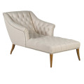 Luxusné glamour vidiecke chesterfield ležadlo Bridgette s čalúnením a poťahom z ľanovej zmesi v krémovo béžovej farbe s naturálnym melírovaním s prešívaním s hlbokými gombíkmi s diamantovým vzorom a dekoratívnym vybíjaním so striebornými nitmi s opierkami na ruky a nožičkami z masívneho dubového dreva vo svetlej hnedej farbe