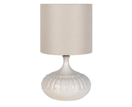 Luxusn&aacute; dizajnov&aacute; stoln&aacute; lampa Riccio s keramickou nohou v kr&eacute;movej bielej farbe v tvare okr&uacute;hlej schr&aacute;nky morsk&eacute;ho ježka s pravideln&yacute;mi v&yacute;bežkami s &uacute;zkym hrdlom a valcovit&yacute;m tienidlom z ľanu v pr&iacute;rodnej svetlej b&eacute;žovej farbe