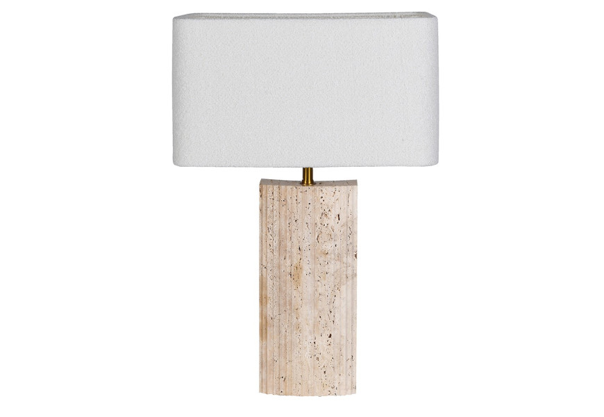 Luxusná dizajnová travertínová stolná lampa Olia s nohou z prírodného kameňa s výraznou pórovitou štruktúrou a mramorovanou kresbou v odtieňoch béžovej s obdĺžnikovým tienidlom z ľanu v bielej farbe na zlatej kovovej konštrukcii