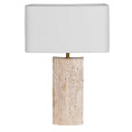 Luxusná dizajnová travertínová stolná lampa Olia s nohou z prírodného kameňa s výraznou pórovitou štruktúrou a mramorovanou kresbou v odtieňoch béžovej s obdĺžnikovým tienidlom z ľanu v bielej farbe na zlatej kovovej konštrukcii