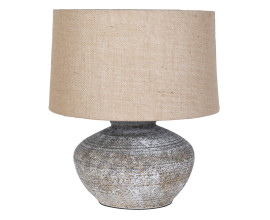 Luxusn&aacute; vintage keramick&aacute; lampa Rustica s valcovit&yacute;m tienidlom z ľanu v natur&aacute;lnej b&eacute;žovej farbe s okr&uacute;hlou &scaron;irokou podstavou v sivej farbe s dizajnom kameňa s vyrez&aacute;van&yacute;mi detailmi