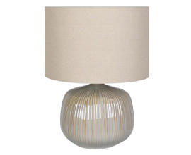 Luxusn&aacute; modern&aacute; dizajnov&aacute; keramick&aacute; stoln&aacute; lampa Luffy s okr&uacute;hlou &scaron;irokou rebrovanou podstavou s lesklou kr&eacute;movou glaz&uacute;rou a hladk&yacute;m valcovit&yacute;m tienidlom z ľanu v b&eacute;žovej farbe
