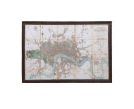 Luxusn&yacute; vintage obraz Thames v obdĺžnikovom mas&iacute;vnom drevenom r&aacute;me v tmavej hnedej farbe so starožitn&yacute;m patinovan&yacute;m efektom s mot&iacute;vom historickej mapy Temže a Lond&yacute;na v v s&eacute;piov&yacute;ch hned&yacute;ch odtieňoch so zelen&yacute;mi a modr&yacute;mi akcentmi