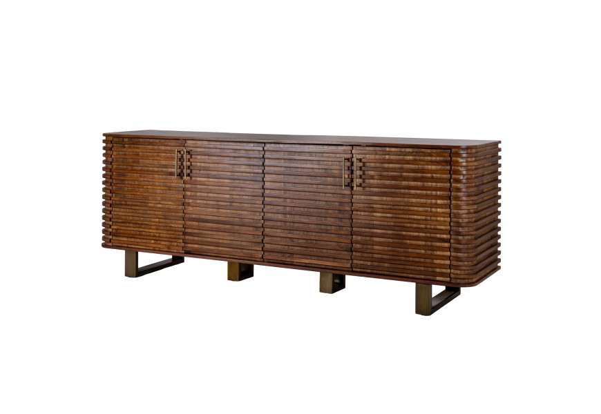 Luxusný art deco masívny príborník Astoria v prírodnej tmavej hnedej farbe s priznanou kresbou letokruhov so štyrmi dvierkami z výrazný horizontálnym rebrovaným dekorom s obdĺžnikovou vrchnou doskou so zaoblenými rohmi s nohami z kovu v zlatej farbe