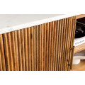 Akcia - 60 % Art deco hned&yacute; ov&aacute;lny TV stol&iacute;k Celestia z mangov&eacute;ho dreva s bielou mramorovou doskou so zlat&yacute;mi &uacute;chytkami 140 cm