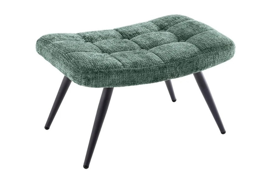 Retro škandinávska obdĺžniková podnožka Scandinavia s obdĺžnikovým prehnutým čalúneným sedadlom so ženilkovým poťahom v zelenej farbe so zamatovým leskom s prešívaním s okrúhlymi gombíkmi so štyrmi nohami z kovu v čiernej farbe