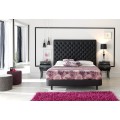 Luxusná manželská posteľ Leonor s poťahom z ekokože v čiernej farbe s nadčasovým chesterfield prešívaním