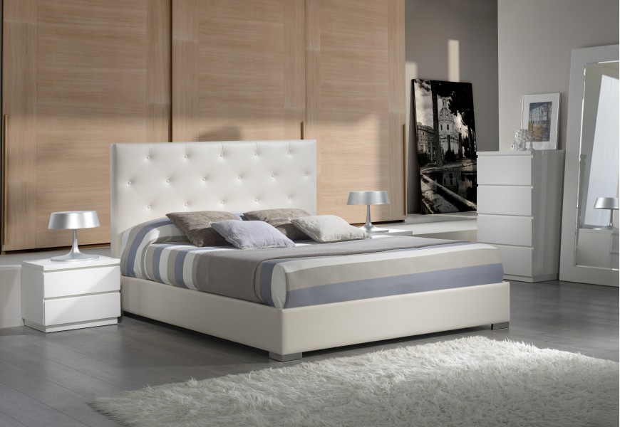 Dizajnová manželská posteľ s čalúnením z eko-kože s chesterfield prešívaním
