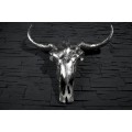 Moderná štýlová nástenná dekorácia Matador s dizajnom lebky s rohmi z kovu v striebornej farbe 58 cm