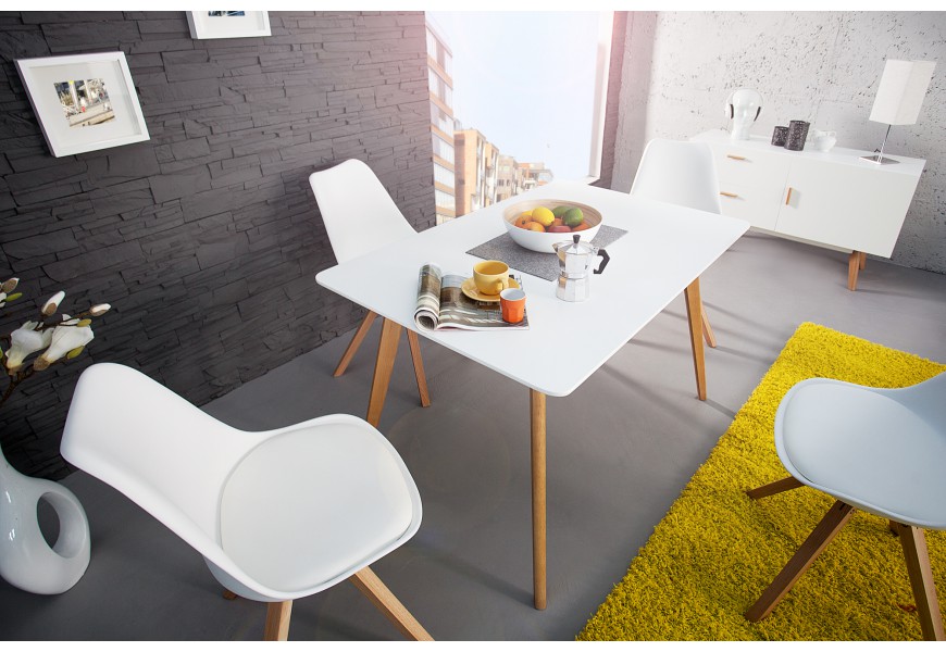 Vkusný jedálenský retro stôl so zaoblenými hranami