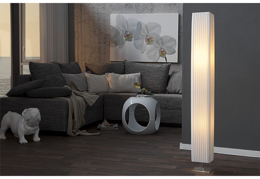 Štýlová moderná biela stojaca lampa Paris s hranatým tienidlom z latexu so skladaným dizajnom a nohou z kovu na obdĺžnikovom podstavci s chrómovým povrchom