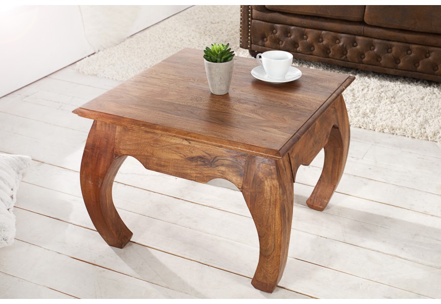 Masívny konferenčný stolík z agátového dreva s elegantnými zaoblenými nožičkami