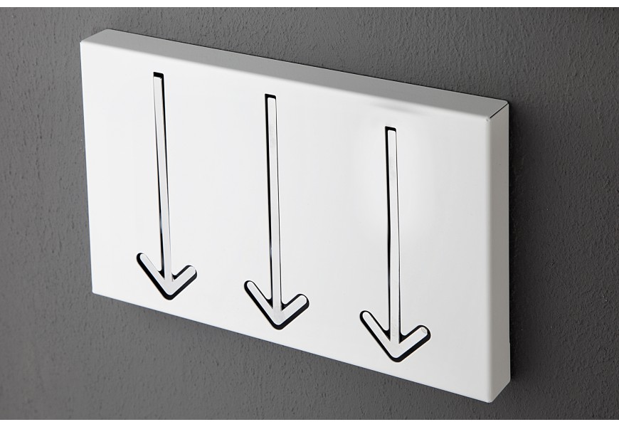 Moderný nástenný vešiak v bielej farbe s tromi chrómovými háčikmi v tvare šípky smerujúcej nadol