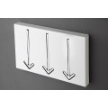 Moderný nástenný vešiak v bielej farbe s tromi chrómovými háčikmi v tvare šípky smerujúcej nadol