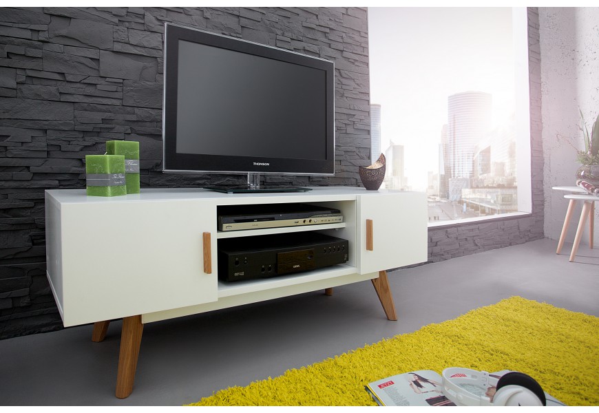 Jednoduchý a vkusný TV stolík do moderných aj retro interiérov