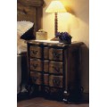 Luxusný rustikálny nočný stolík Nuevas formas so zásuvkami a vyrezávanými nožičkami