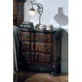 Exkluzívny drevený nočný stolík Nuevas formas s rustikálnym vyrezávaním a tromi zásuvkami