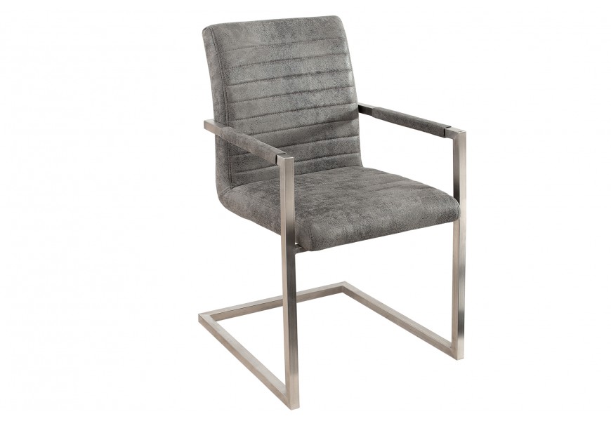 jedálenská stolička so sivým látkovým poťahom s jemnou štruktúrou a vodorovným prešívaním na operadle aj sedadle s kovovou chrómovou konštrukciou a podrúčkami