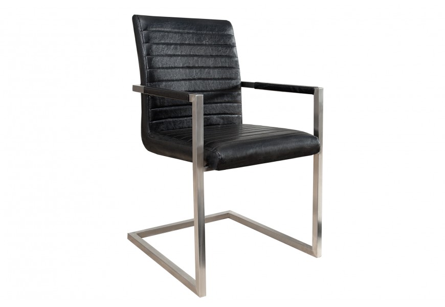 jedálenská stolička s čiernym koženým poťahom s vodorovným prešívaním a kovovou chrómovou konštrukciou s podrúčkami