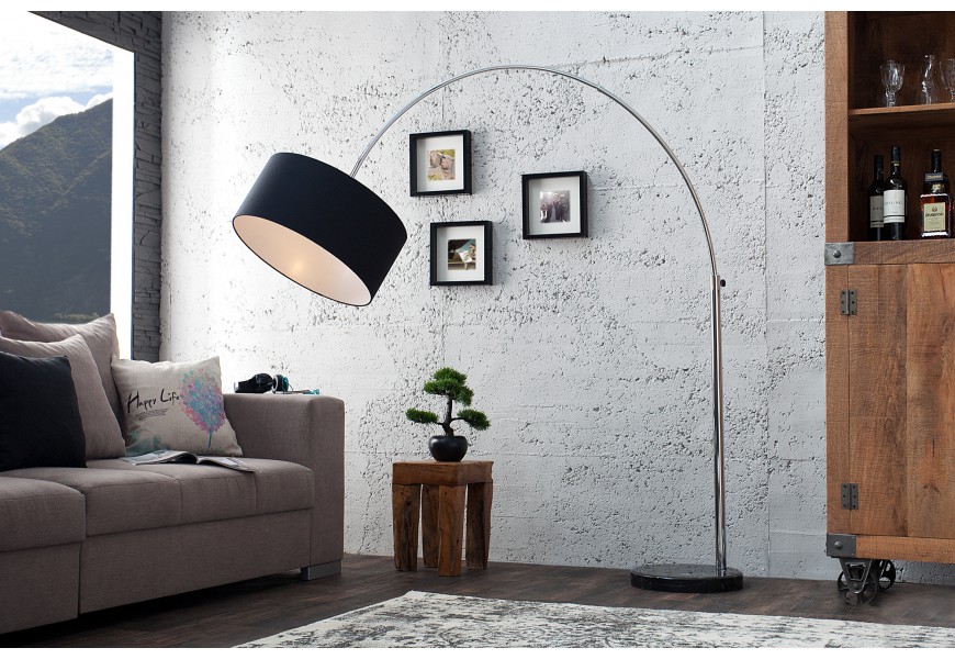 Moderná oblúková stojanová lampa s čiernym textilným tienidlom a ohnutou chrómovou konštrukciou na stabilnej mramorovej podstave v glamour štýle, vhodná na osvetlenie obývačky či čítacieho kútika.