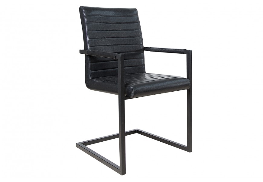 Moderná obdĺžniková jedálenská stolička s čiernym poťahom s horizontálnym prešívaním a čiernym kovovým rámom