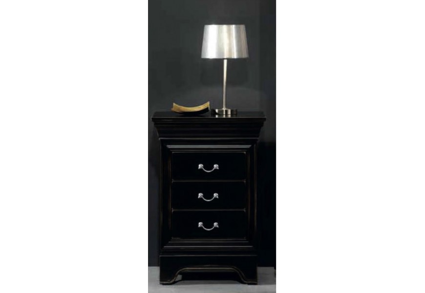Luxusný elegantný nočný stolík Luis Philippe z dreva s tromi zásuvkami s kovovými rukoväťami