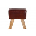 Vidiecka obdĺžniková taburetka Bock s pravým koženým červeno hnedým poťahom a masívnymi drevenými nožičkami 45 cm