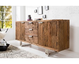 Luxusný vidiecky dvojdverový príborník Barracuda s tromi zásuvkami z masívneho teakového dreva s výraznou vintage štruktúrou v naturálnej hnedej farbe s nožičkami a úchytkami v modernom lesklom chrómovom prevedení
