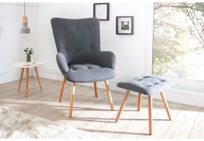 Škandinávske retro sivé kreslo Scandinavia s čalúnením s gombíkmi vysokým operadlom a úzkymi hnedými drevenými nožičkami