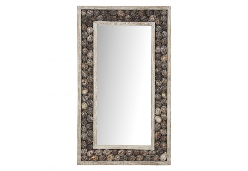 Etno dizajnové závesné zrkadlo Caracola s masívnym rámom z teakového dreva zdobeným mušľami v prírodných odtieňoch hnedej