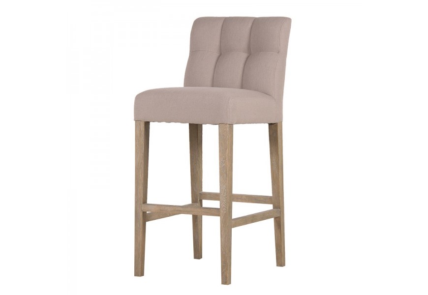Štýlová moderná barová stolička Leslie s čalúnením a poťahom v béžovej farbe z ľanu bavlny a mikrovlákna s hranatými nožičkami z dubového dreva v hnedej farbe