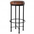 Kožená industriálna barová stolička s hnedým prešívaným sedákom a čiernou konštrukciou.
