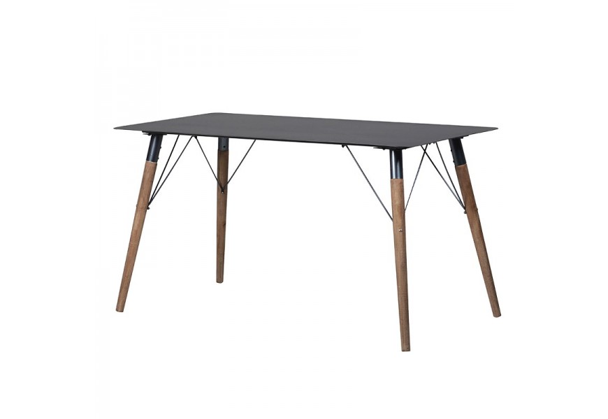 Dizajnový stôl Anselm pôsobí industriálnym dojmom