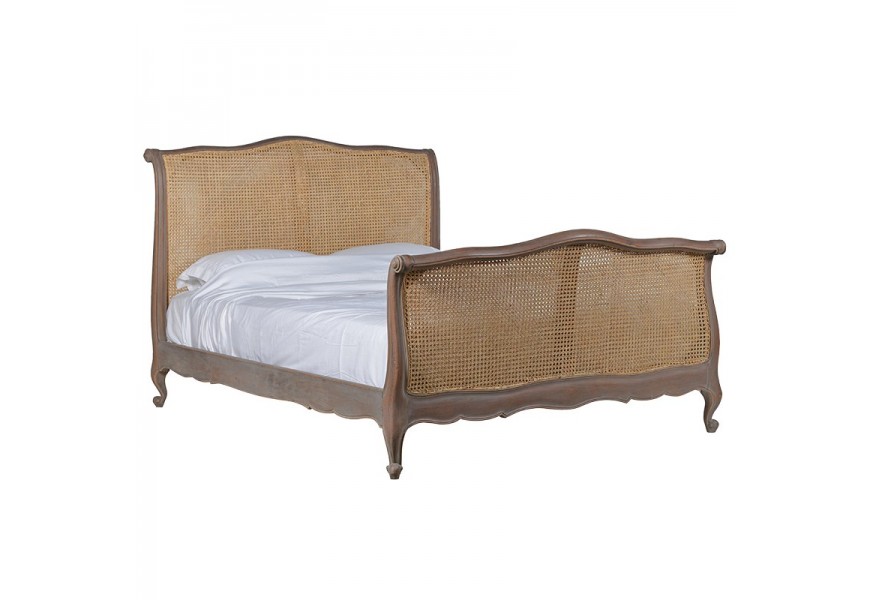 Luxusná ratanová manželská king size posteľ Mandy v rustikálnom štýle s vyrezávaním na mahagónovej konštrukcii a oblými nožičkami v svetlej škoricovej farbe